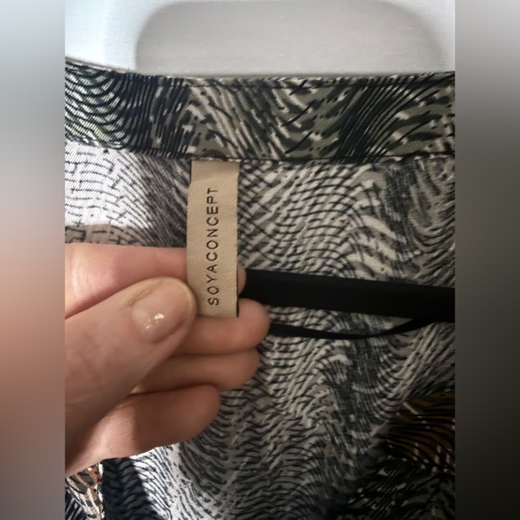 Soyaconcept designer blouse. In very earth toned color pattern. Size large. - Picture 3 of 4